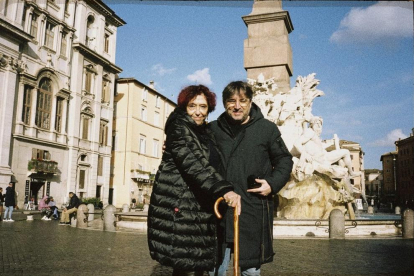 Maruja Torres, con Jordi Évole paseando por Roma.