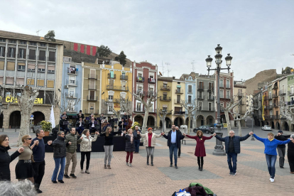 ‘Ballada’ ayer en la plaza Mercadal con la Cobla Mil·lenària.