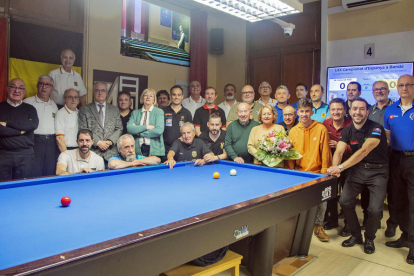 Emotiu homenatge a Fortiana a Cervera - Els 16 finalistes del campionat d’Espanya de billar van rendir un emotiu tribut ahir a Francesc Fortiana (1941-2014), a qui es dedica aquest memorial. El president de la secció de billar del Casal, Josep P ...