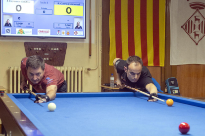 Emotivo homenaje a Fortiana en Cervera  -  Los 16 finalistas del campeonato de España de billar rindieron un emotivo tributo ayer a Francesc Fortiana (1941-2014), a quien se dedica este memorial. El presidente de la sección de billar del Casal, J ...