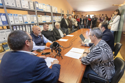 El ple de Biosca que va ratificar el canvi de comarca va atreure veïns i mitjans de comunicació.