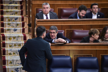 El portaveu d'ERC al Congrés, Gabriel Rufián, conversa amb el portaveu del PSOE, Patxi López, durant una sessió plenària.