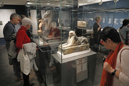 Tres estatuillas de bronce de un faraón y dos representaciones del dios Horus, en la muestra en Lleida.