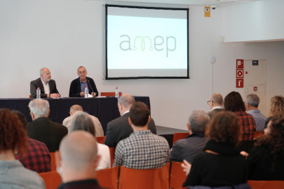La asamblea de la AMEP celebrada ayer en La Llotja de Lleida.