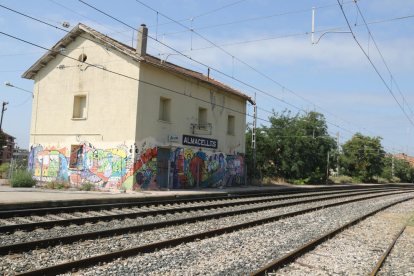L'estació de trens d'Almacelles, a la línia ferroviària Lleida-Montsó-Saragossa.