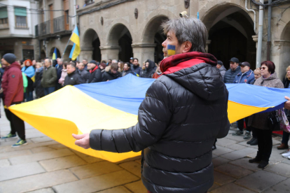 La plaza Major de Guissona acogió ayer a unas 250 personas con motivo del aniversario de la guerra.