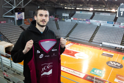 El jugador croata Marko Bakovic, ayer en el Barris Nord, tras su presentación como nuevo fichaje.