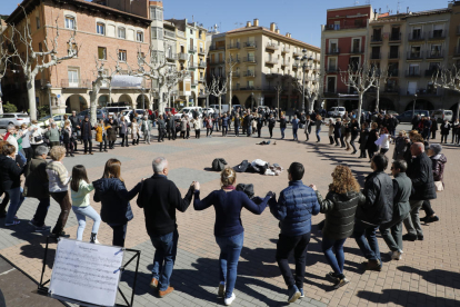 La plaza Mercadal de Balaguer acogió ayer al mediodía una multitudinaria ‘ballada’ de sardanas, con música a cargo de la Cobla Mil·lenària.