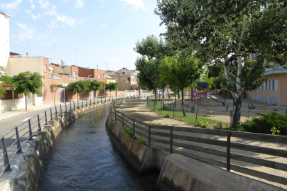 Vista del canal de Pinyana al seu pas per Rosselló. 