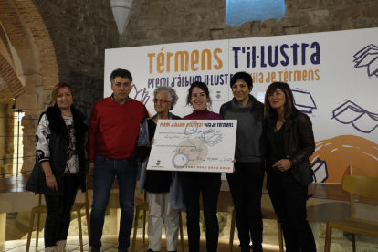 Capdevila y Miró, en el centro, ayer en el acto de entrega del premio.