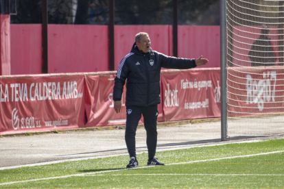 Viadero da instrucciones a sus jugadores, ayer durante el encuentro en el Congost de Manresa.