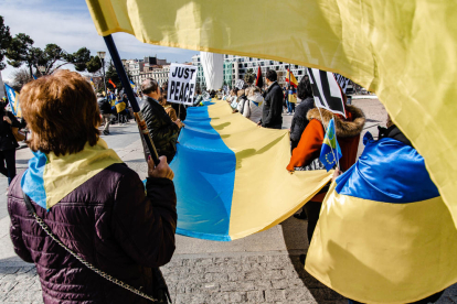 Un miler d’ucraïnesos es van manifestar ahir a Madrid per demanar el final de la guerra.