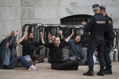 IMÁGENES - Ocho activistas climáticos detenidos tras teñir de rojo la fachada del Congreso