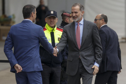 Aragonès i Colau es fotografien amb el rei en el MWC després de no saludar-lo