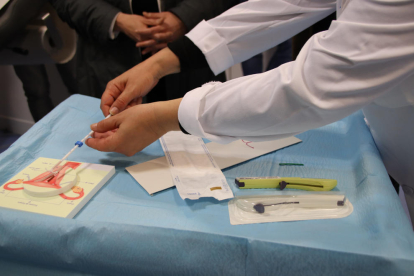 Las profesionales del Servicio a la Salud Sexual y Reproductiva del CAP de Manso de Barcelona muestran los diferentes métodos anticonceptivos de larga duración.