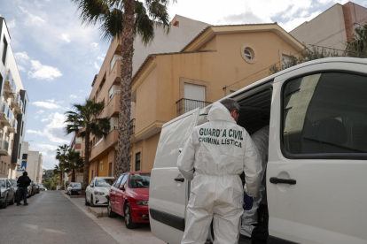 Troben el cadàver d'un nadó després de llançar-se la seua mare al buit des d'un terrat