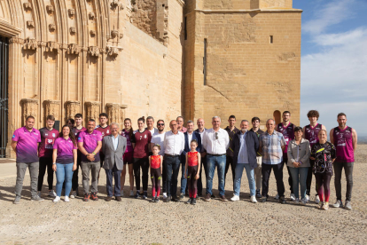 L’alcalde Miquel Pueyo, amb representants de deu clubs de la ciutat de Lleida, davant de la Porta dels Apòstols.