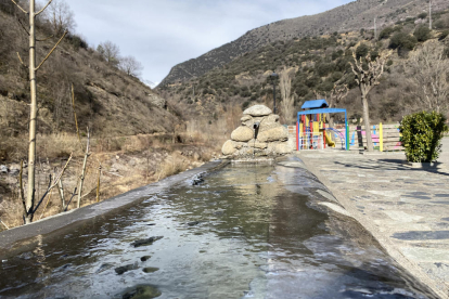 Un home abocant sal ahir a Sant Guim de Freixenet després de la nevada.