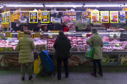 Los consumidores cada vez comparan más los precios y buscan ofertas a la hora de llenar sus carritos de la compra.