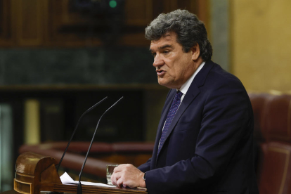 El ministro de Inclusión, Seguridad Social y Migraciones José Luis Escrivá, interviene en el Congreso.