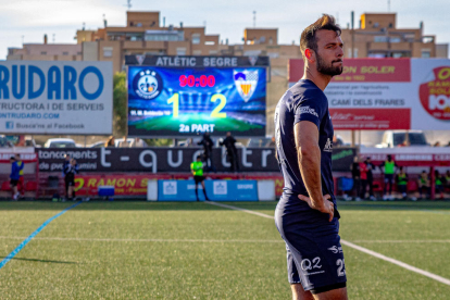 Els jugadors del Mollerussa celebren el triomf amb el més d’un centenar d’aficionats desplaçats.