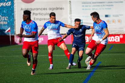 Els jugadors del Mollerussa celebren el triomf amb el més d’un centenar d’aficionats desplaçats.