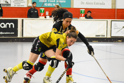 Les jugadores del Vila-sana celebren la classificació amb el nombrós públic desplaçat a Manlleu.