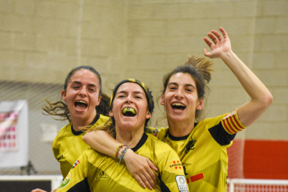 Les jugadores del Vila-sana celebren la classificació amb el nombrós públic desplaçat a Manlleu.