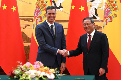 El president del govern espanyol, Pedro Sánchez, i el primer ministre xinès, Li Qiang, a Pequín.