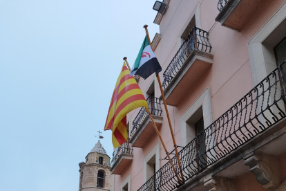 Una veintena de personas se reunieron en el Pati de la Paeria para celebrar esta efeméride. 