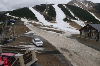 Espot finaliza hoy su temporada de esquí por las altas temperaturas y la falta de nieve