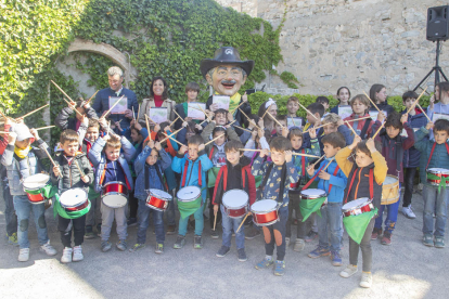 Los Targalets de la Associació Guixanet, ayer en el Mas de Colom de Tàrrega, escenario del cuento.