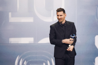 Alexia Putellas i Leo Messi, amb els seus trofeus ahir a la nit a la gala de la FIFA.