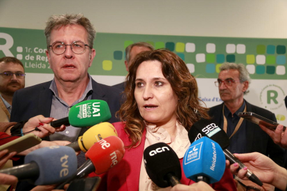 La consejera de la Presidencia, Laura Vilagrà, atendiendo a los medios de comunicación antes de la clausura del 1r Congrés de Repoblament que se ha hecho en la Llotja de Lleida