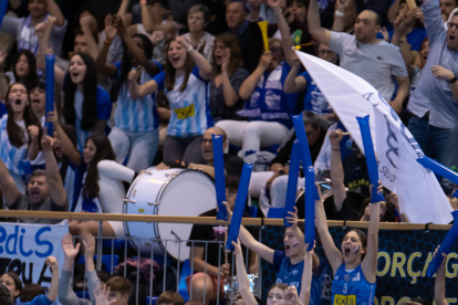 La grada va presentar un gran ambient durant el derbi.