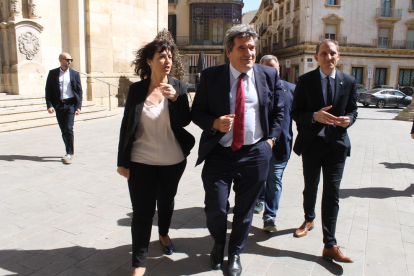 Un moment de la visita del ministre d'Inclusió, Seguretat Social i Migracions, José Luis Escrivá, a Tàrrega.