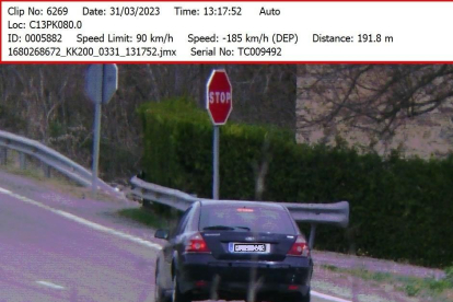 El coche pillado a 185 km/h en Castell de Mur y que estaba conducido por un conductor sin carné.