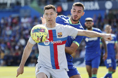 Robert Lewandowsky controla una pilota davant l’oposició d’un rival, en una acció del partit que el Barcelona va jugar ahir a Getafe.