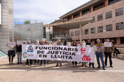 Imagen de la concentración de funcionarios ayer por la mañana en los juzgados del Canyeret. 