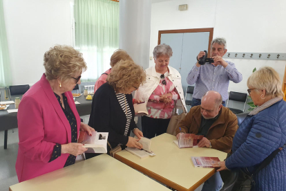  El escritor firmó ejemplares de ‘Acaçar la boira’ después del ‘bautizo’ de la biblioteca.