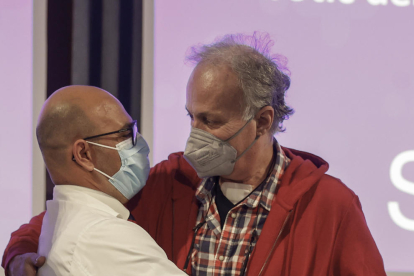 El cirurgià Albert Jauregui, ahir amb el pacient operat, Xavier.