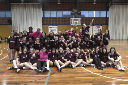 Representación de las jugadoras cadetes, muchas de ellas del proyecto Meraki.