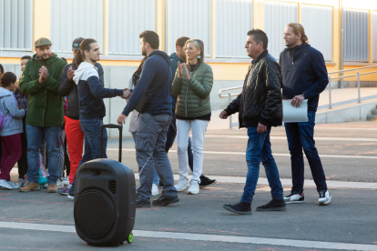 El profesor (a la izquierda) y el padre (a la derecha) se dieron la mano en señal de paz.