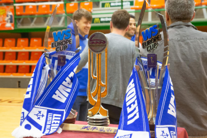 Directius i jugadors del club, autoritats i patrocinadors posen al costat del cartell de la Final Four i les tres copes europees conquerides pel Llista.