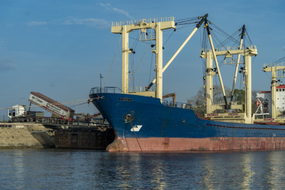 Un vaixell carrega cereal per exportar-lo des d’un port a Ucraïna.