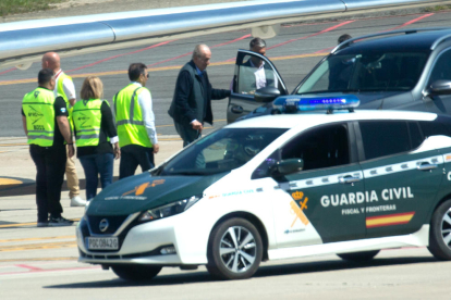 El rei emèrit, arribant a l’aeroport Internacional de Vigo.