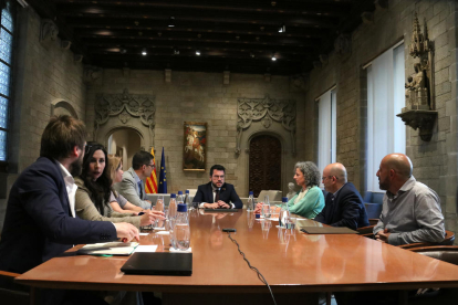 El president Aragonès durant la reunió d’ahir a la Generalitat amb el consell d’experts.