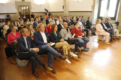 Presentación ayer en el IEI del libro que SEGRE regalará por Sant Jordi, con Anna Sàez, Joan Talarn, Santiago Costa y Anna Gómez.