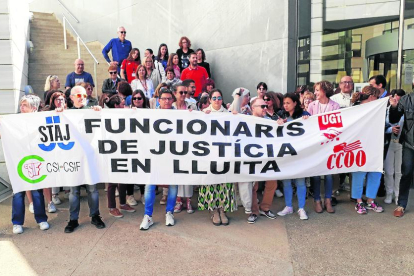 Funcionarios protestaron ayer ante los juzgados del Canyeret.