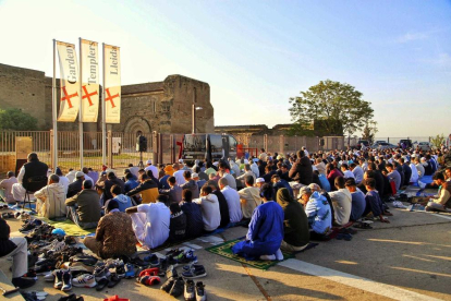 La pregària de la fi del ramadà al costat del Castell Templer per primer cop.